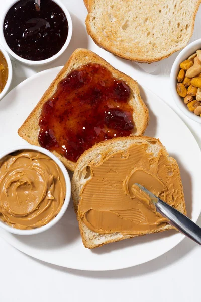 Tostadas con mantequilla de maní y mermelada para el desayuno, vertical —  Fotos de Stock