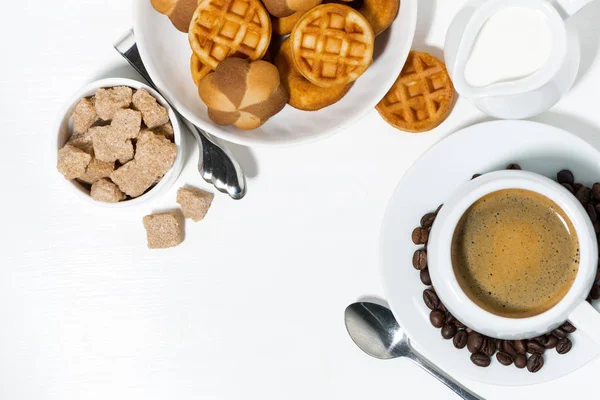 Чашка кофе со сладостями на десерт и белый фон — стоковое фото