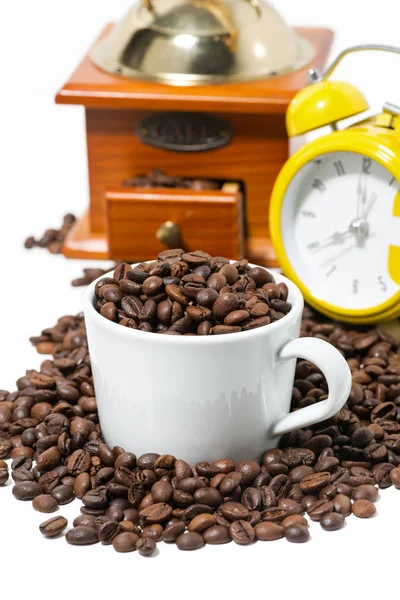 Taza con granos de café y símbolos de desayuno sobre fondo blanco — Foto de Stock