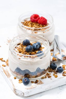 çilek, dikey closeup ile sağlıklı kremalı tatlı