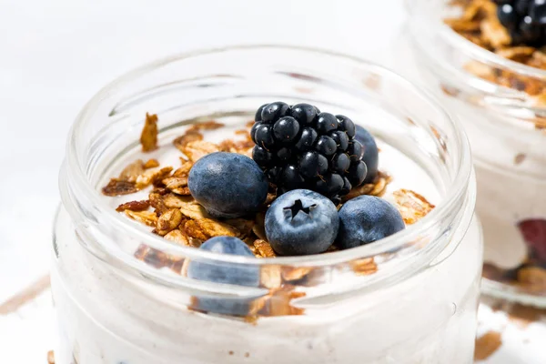 Postre cremoso saludable con bayas en frascos, primer plano —  Fotos de Stock