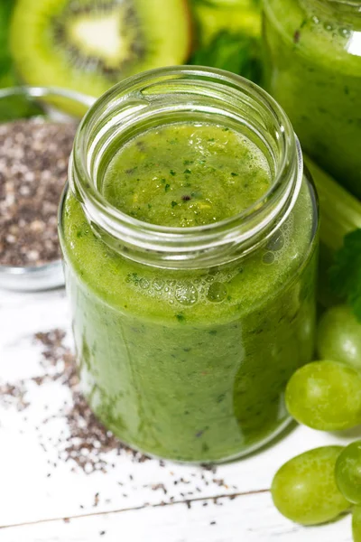 Friska gröna frukt och grönsaker smoothies i burkar — Stockfoto