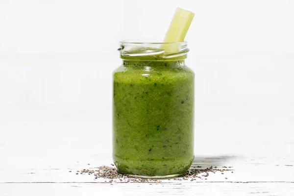 Zdravé zelené ovoce a zeleninové smoothie s chia semen — Stock fotografie