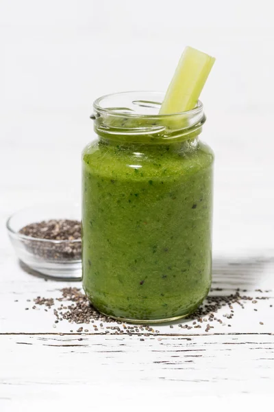 Friska gröna frukt och grönsaker smoothies med chiafrön — Stockfoto