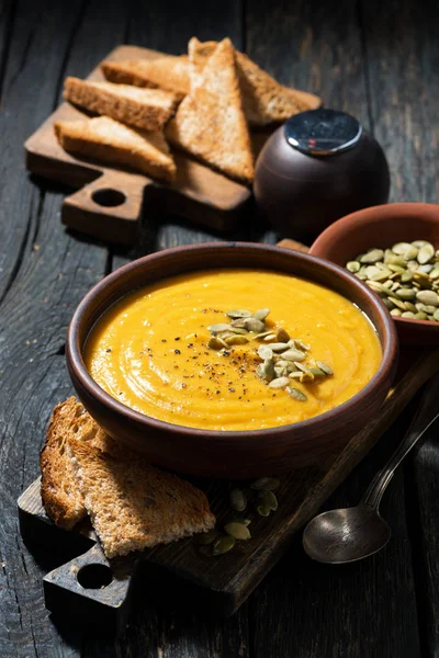 Soupe à la citrouille avec toasts, verticale — Photo