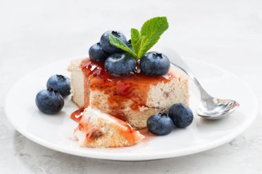 parçası cheesecake berry reçel ile