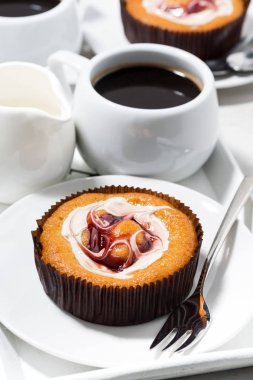 tatlı kek krem ve reçel tatlı olarak, dikey