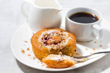 tatlı kek krem, reçel ve siyah kahve