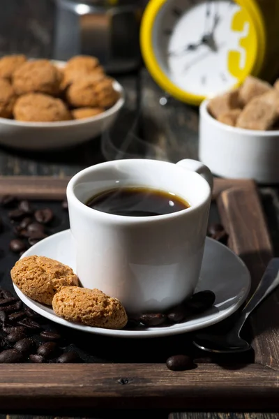 Süßes Frühstück mit Kaffee, vertikale Nahaufnahme — Stockfoto