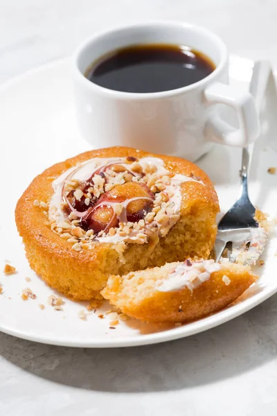 Süße Torte mit Sahne, Marmelade und einer Tasse schwarzem Kaffee, senkrecht — Stockfoto