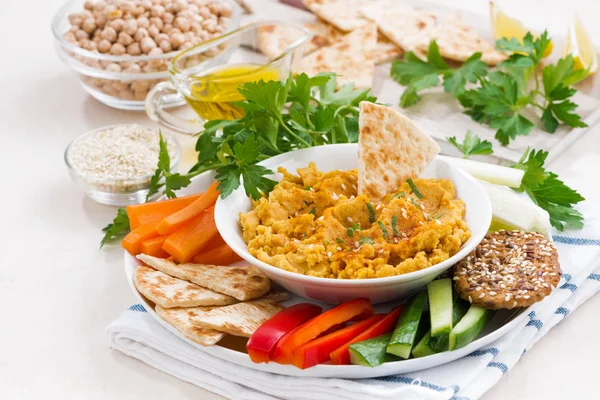 Traditionelle arabische Sauce Hummus mit frischem Gemüse und Flavonoiden — Stockfoto