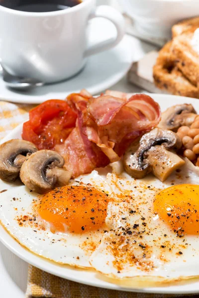 Geleneksel İngiliz kahvaltısı, closeup dikey — Stok fotoğraf