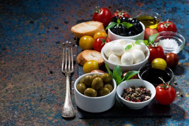 Mozzarella peyniri, salata ve ekmek için malzemeler