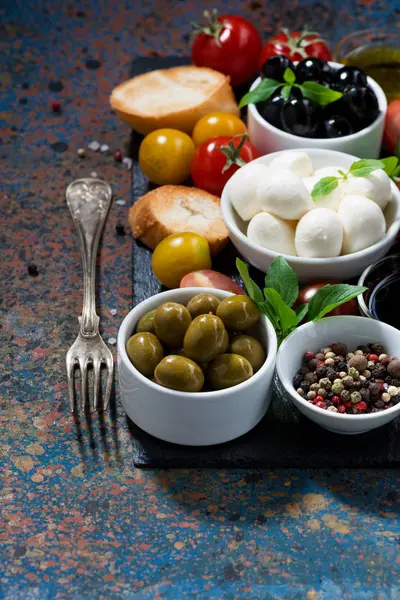 Mozzarella, ingredienser för sallad och bröd — Stockfoto
