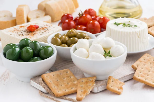 Mozzarella, cornichons et craquelins sur table — Photo