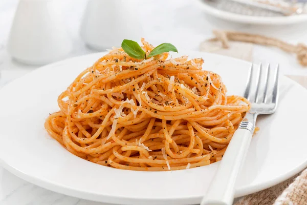 Pasta met tomatensaus op een witte plaat, close-up — Stockfoto