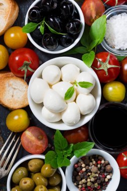 Mozzarella peyniri, taze malzemelerle salata ve ekmek, dikey