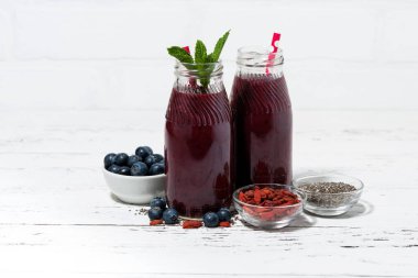 sağlıklı berry smoothies chia tohum ve goji meyveleri ile
