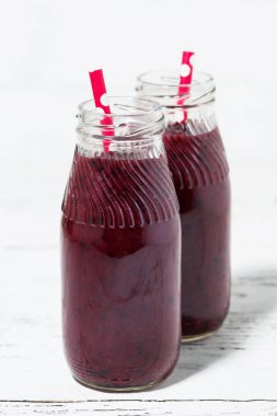Beyaz arka plan üzerinde sağlıklı berry smoothies