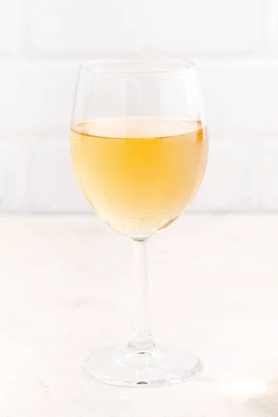 Стакан холодного белого вина на белом деревянном фоне — стоковое фото