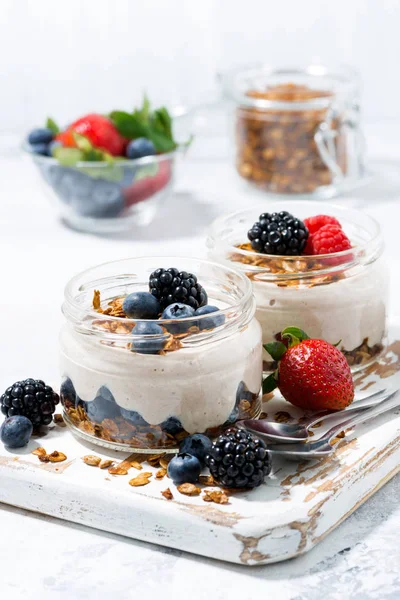 Friska krämig dessert med färska bär på Whiteboard — Stockfoto