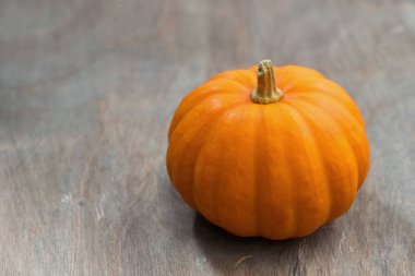 turuncu bir gri ahşap arka plan üzerinde üstten görünüm kabak