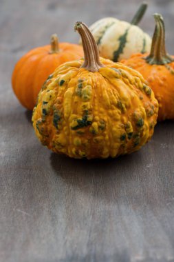 Kabaklar ahşap arka plan, dikey