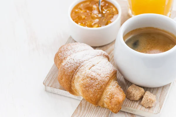 Coffee with fresh croissant, orange juice and jam — Stock Photo, Image