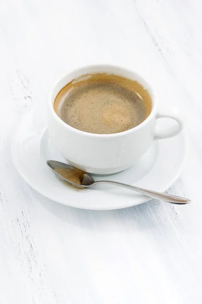 Kopje zwarte koffie op witte houten tafel, verticale — Stockfoto