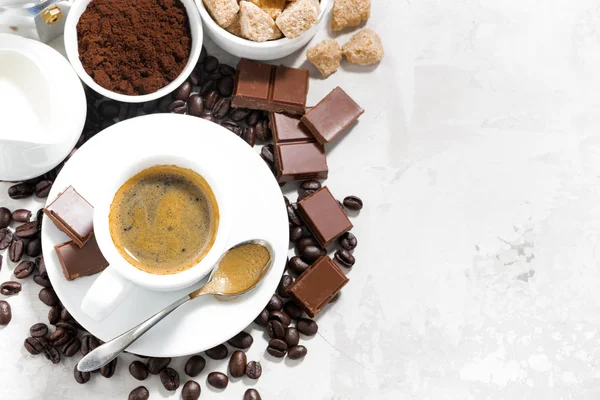 Xícara de café expresso, ingredientes e doces e fundo branco — Fotografia de Stock