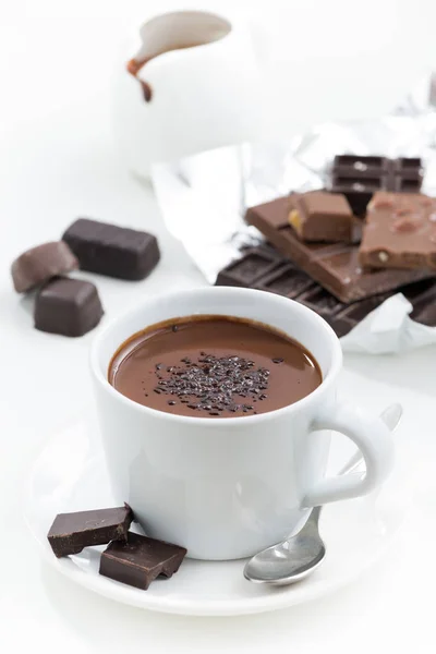 Warme chocolademelk op een witte achtergrond, verticale — Stockfoto