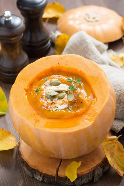 Vegetabilisk grädde soppa i en pumpa, topp vy — Stockfoto