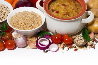 Mercimek ve beyaz bir arka plan üzerinde sebze ile sağlıklı çorbası