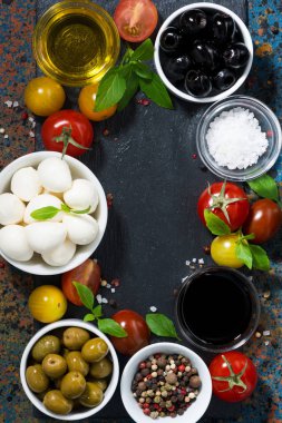 Mozzarella peyniri, üstten görünüm salatası hazırlık için malzemeler 