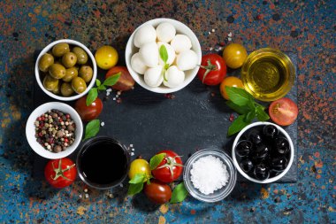 Mozzarella peyniri, üstten görünüm salatası hazırlık için malzemeler