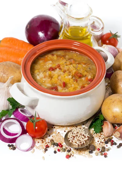 Здоровий суп з сочевицею та овочами на білому тлі — стокове фото