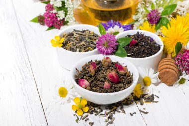 Beyaz ahşap zemin üzerinde güzel kokulu bitki çayı ürün yelpazesine