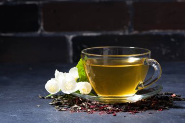 karanlık bir arka plan üzerinde kokulu Yasemin çayı fincan