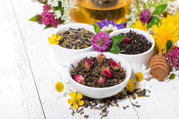 Beyaz ahşap zemin üzerinde güzel kokulu bitki çayı ürün yelpazesine