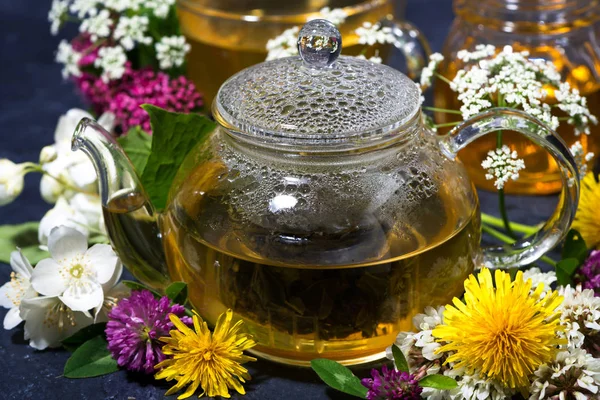 Thé de fleur aromatique et miel dans une théière, gros plan — Photo