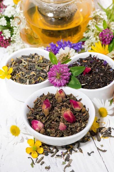 Asortyment herbaty ziołowe na białym tle, pionowe — Zdjęcie stockowe