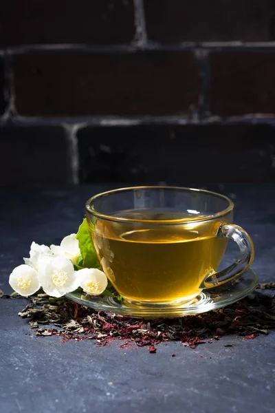 karanlık bir arka plan, dikey olarak kokulu Yasemin çayı fincan