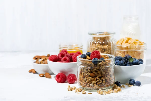 Produtos saudáveis para café da manhã, granola e bagas frescas — Fotografia de Stock