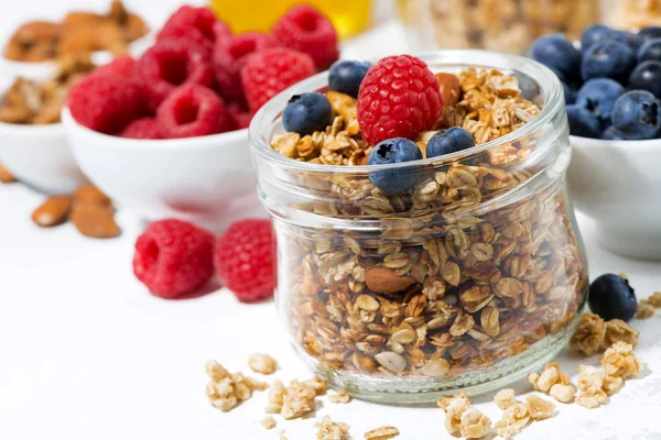 Produits sains pour le petit déjeuner, le granola et les baies fraîches — Photo