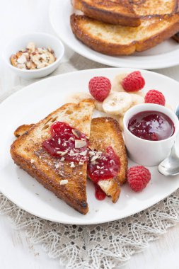 Tatlı kahvaltı - ahududu, muz ve reçel ile tost