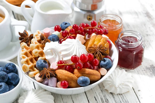 Сладкий завтрак с печеньем, зефиром и ягодами, крупным планом — стоковое фото