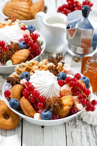 Doce café da manhã com biscoitos, marshmallow e bagas, vertical — Fotografia de Stock