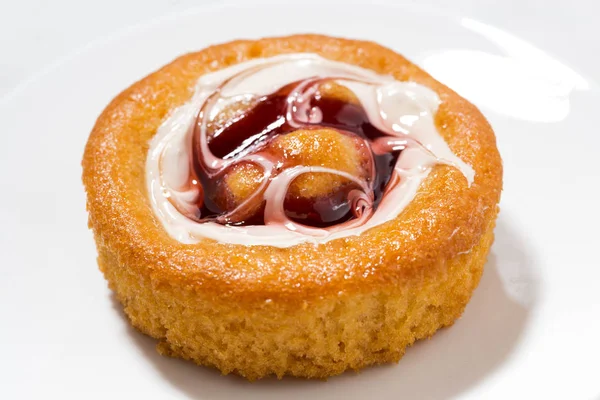 Sweet cake with cream and berries jam, closeup — Stock Photo, Image