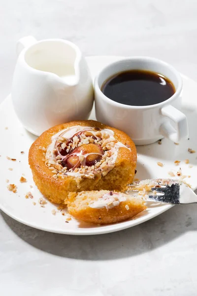 Tort dulce cu smântână, gem și o ceașcă de cafea neagră, verticală — Fotografie, imagine de stoc