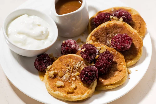 Tortitas de maíz dulce para el desayuno en el plato, vista superior — Foto de Stock